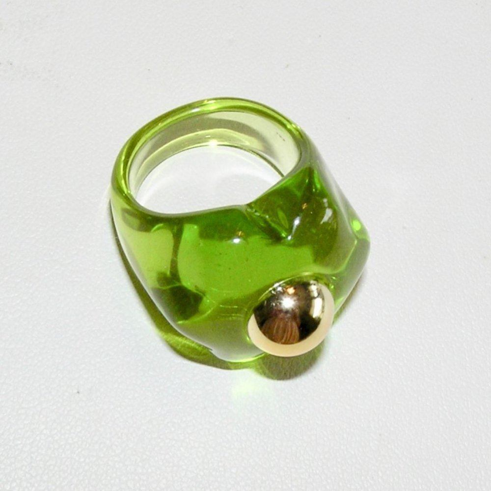 Super Fun Vintage Green Lucite Ring - Sz 7 1/2-8